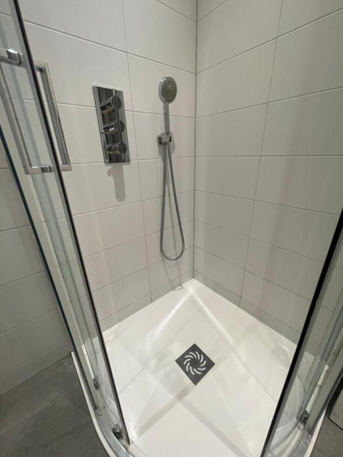 Chic 3 Bedroom Flat With Private Terrace In Holloway Near Finsbury Park London Bagian luar foto