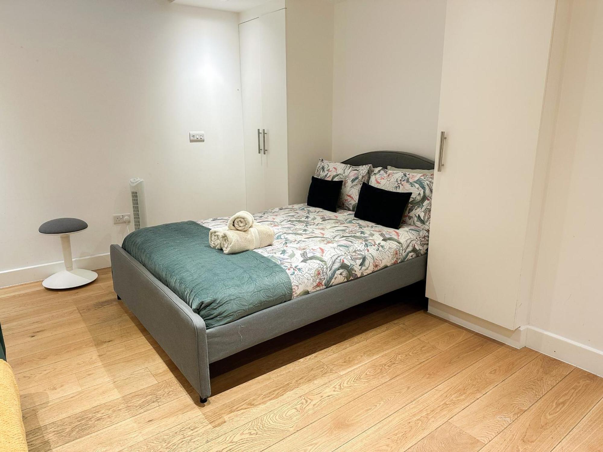 Chic 3 Bedroom Flat With Private Terrace In Holloway Near Finsbury Park London Bagian luar foto