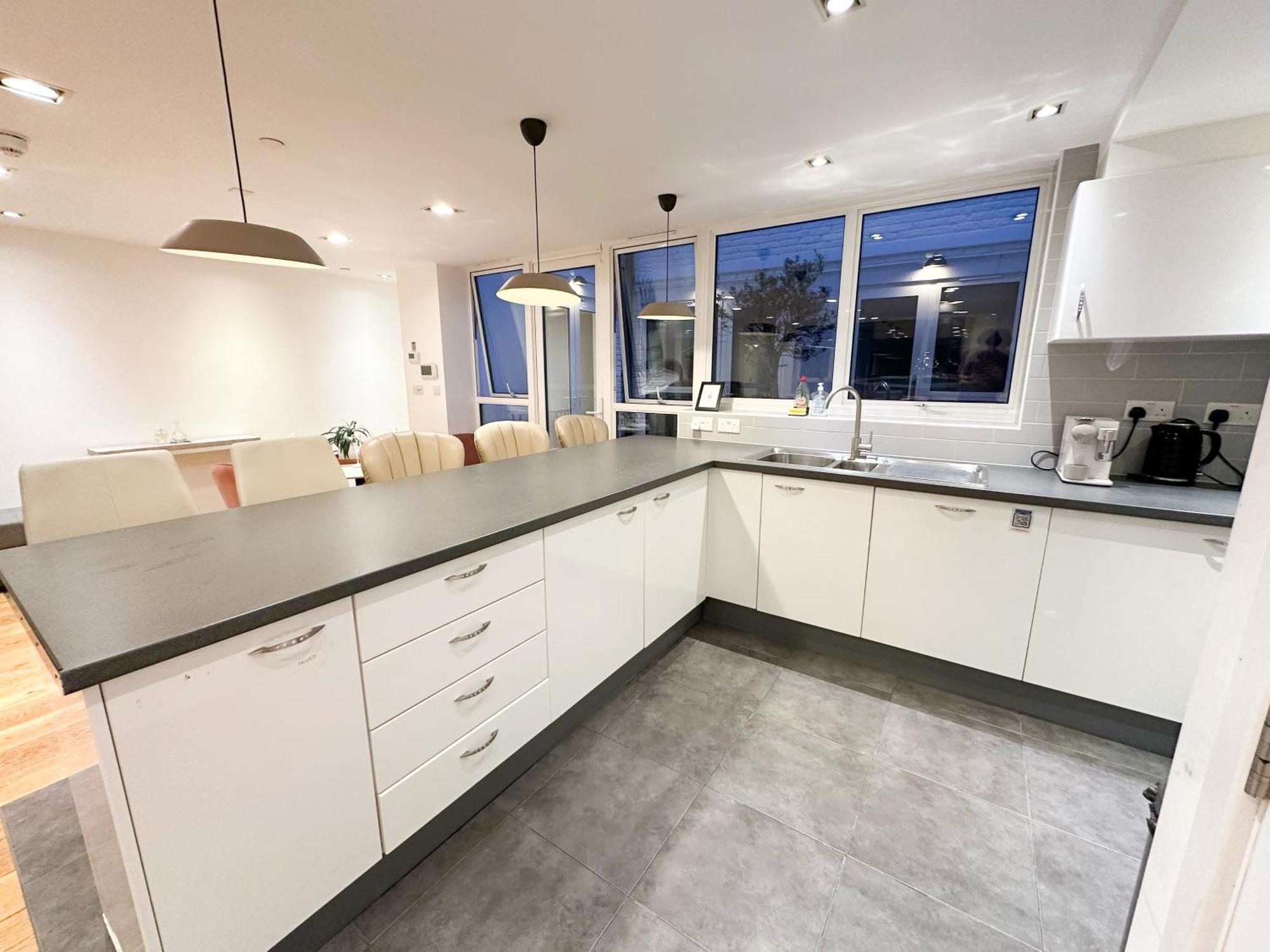 Chic 3 Bedroom Flat With Private Terrace In Holloway Near Finsbury Park London Bagian luar foto